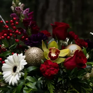 Red white and gold Christmas flower vase arrangement, by Qualicum Beach/Parksville florist Petal and Kettle
